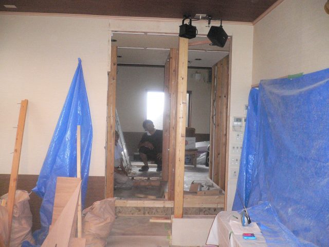 群馬館林　店舗改装　商品棚作成中